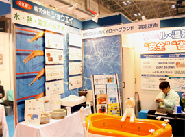 HOTERES JAPAN2012：ショウエイ展示品：模型展示：FRP製のワールプール，浴槽など。現地工事を軽減。